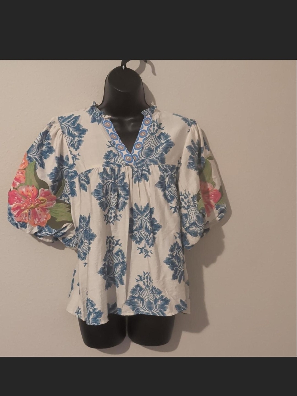 THML White V-Neck Puff Sleeve Blouse with Blue Floral Print Size Small